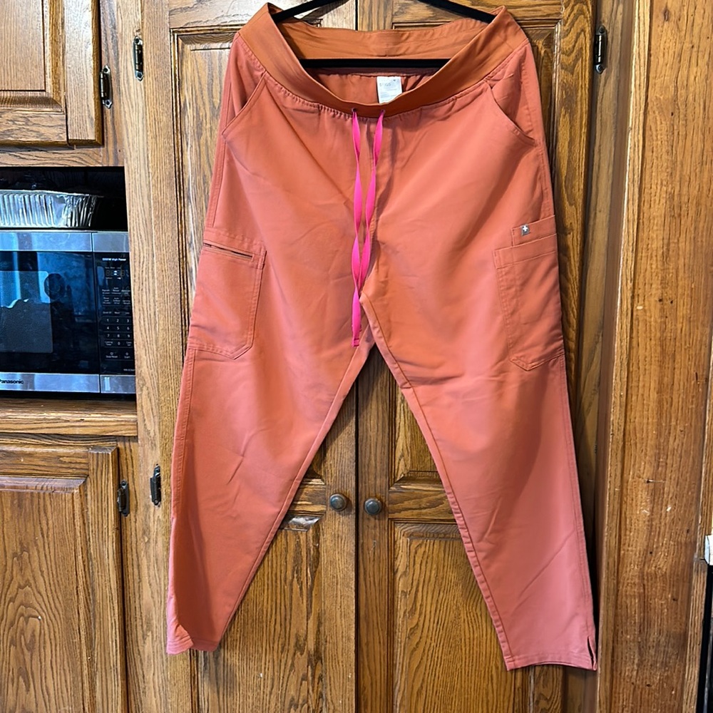 Figs Terracotta Scrub Set. L Top and XL bottom